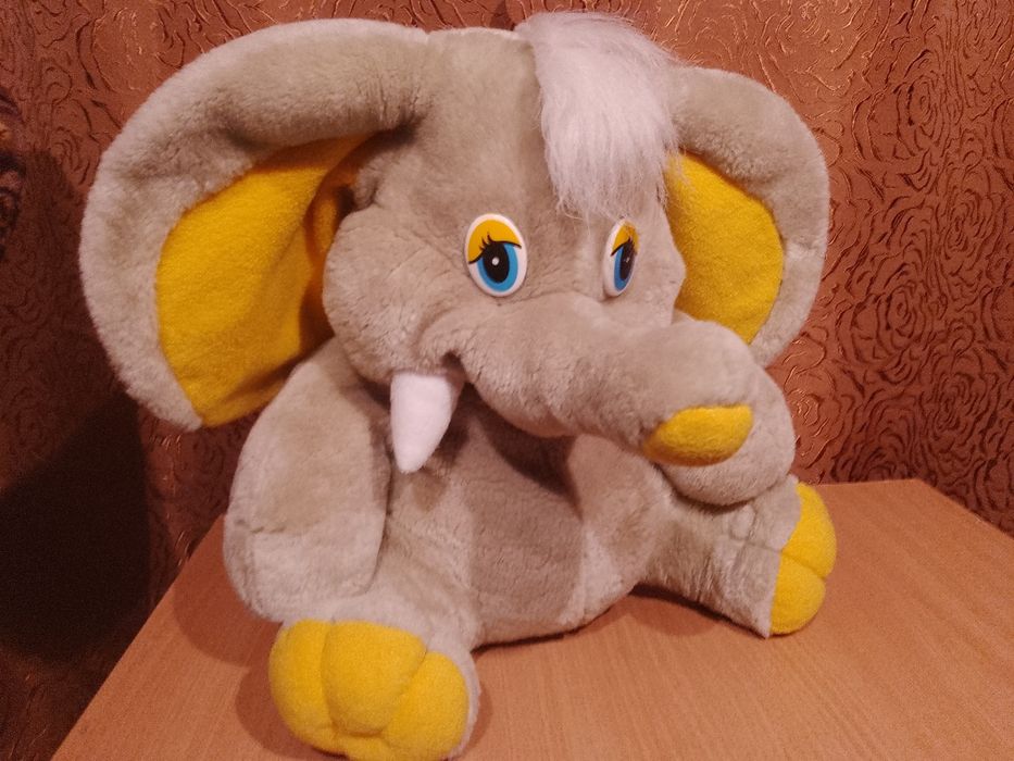 М'яка іграшка: слоненя.