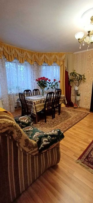Продається просторий двоповерховий будинок,село Левків.