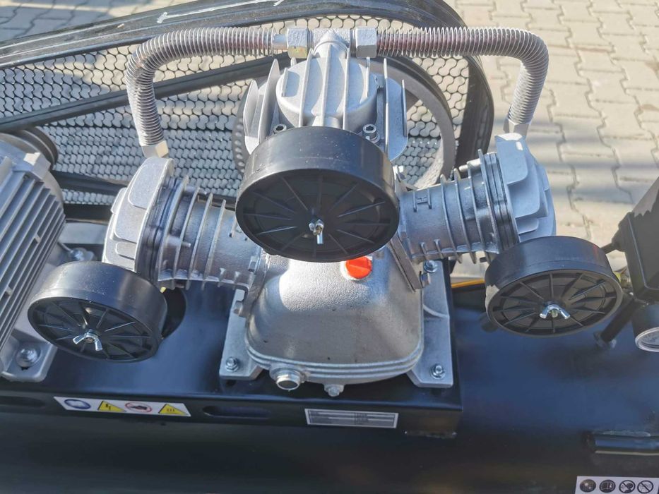 Kompresor olejowy sprężarka 150L NOWY powystawowy, 400v 4,2kW 3tłoki 670l/min CYKLON 2x separator