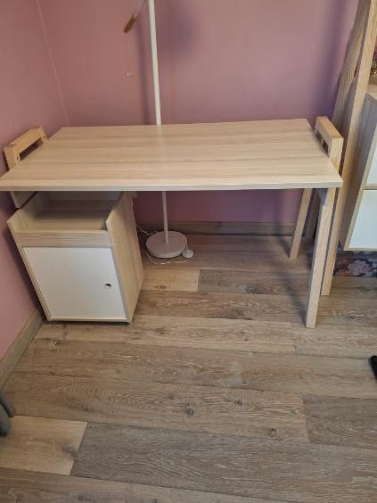 Biało-drewniane biurko z szafką