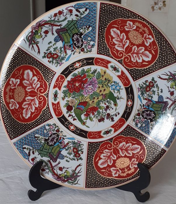 Par de pratos decorativos em porcelana japonesa, padrão Imari