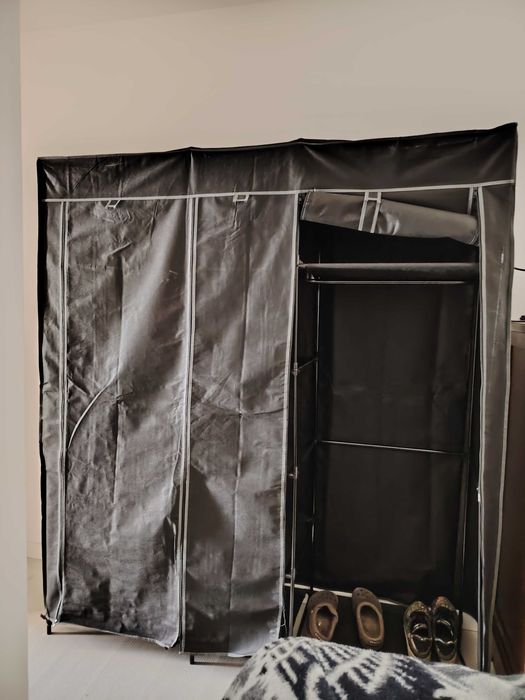 2 Roupeiros com armação, em pano praticamente novo