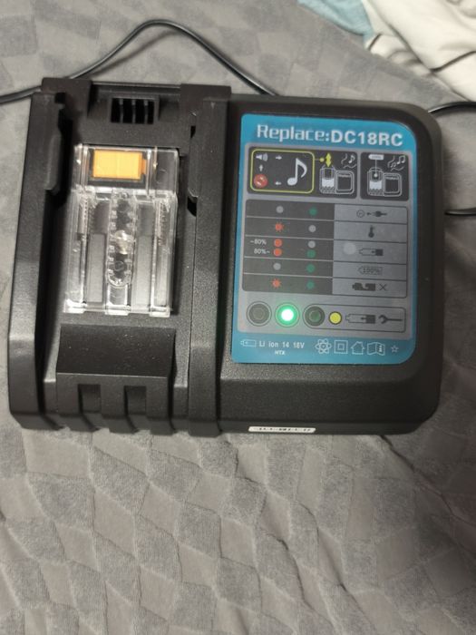 carregador de bateria+uma bateria compatível com o modelo Makita DC18RC e uma bateria de iões de litio de 18V.