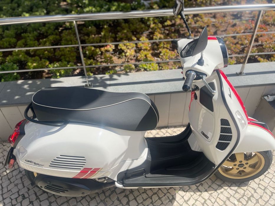 Vespa 300 GTS Racing Sixties