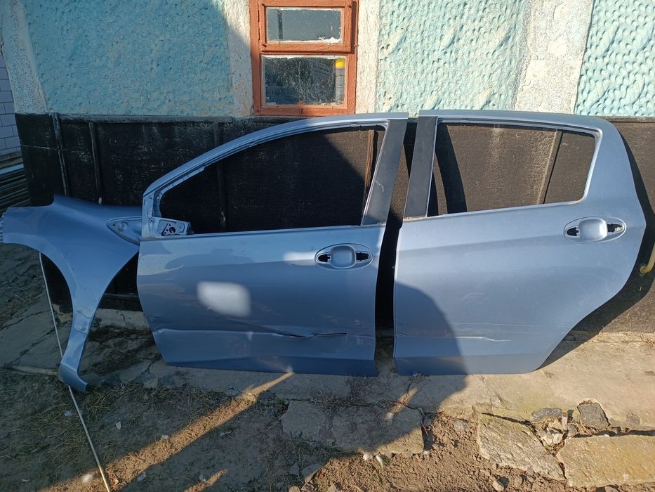 Продам двері, крило від тойьота яріс