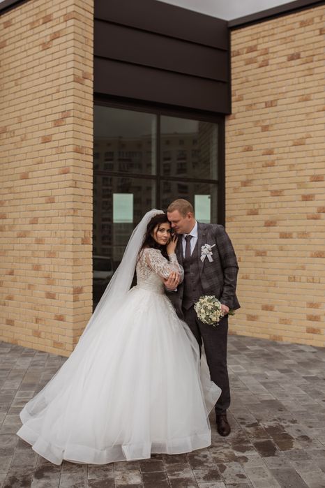 Сукня весільна пишна з шлейфом