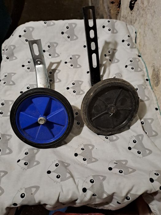 Kierownica z manetką hamulca + siodełko PRl + dwa kółka boczne