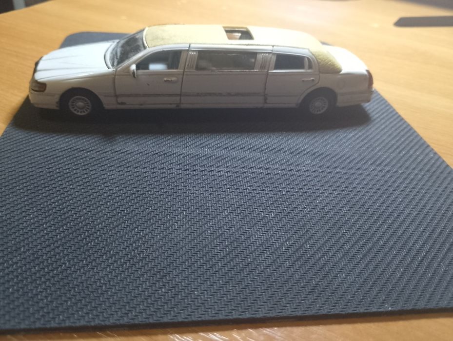 Лимузин модель 1:38 "Lincoln Town Car".