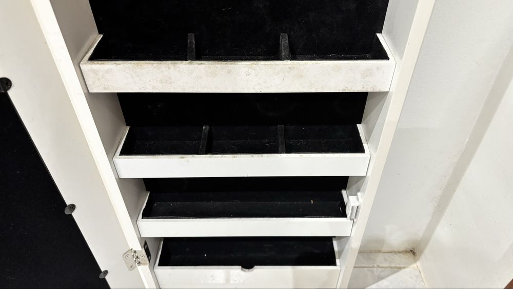 Armario guarda-joias com espelho corpo inteiro