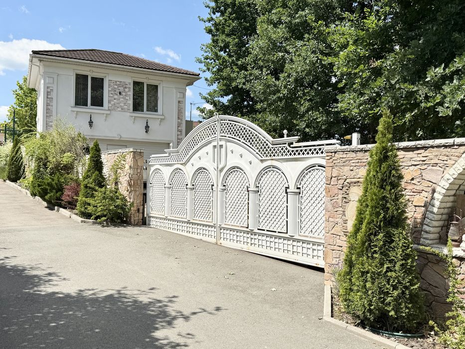 КМ Нова Ходосівка будинок 600 м² 20 соток гостьовий будинок лазня ліс