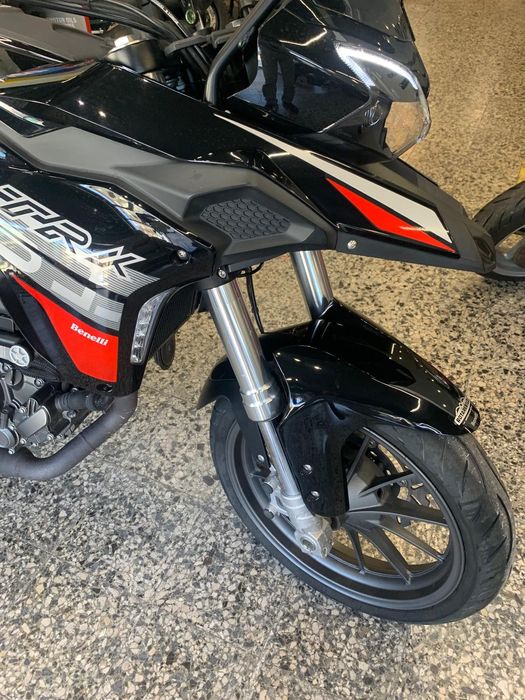 Benelli TRK 251 de 2021 com Top case e Malas Laterais. 3357 Kms