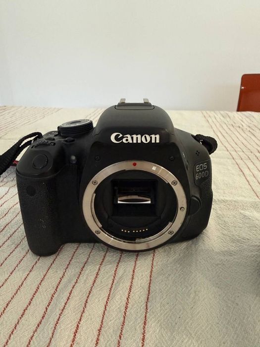 canon 600 D. Com objetiva e bolsa.