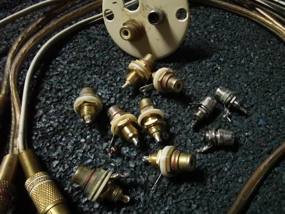 Vendo material Hi-Fi, fichas RCA macho e fêmea, engate rápido.