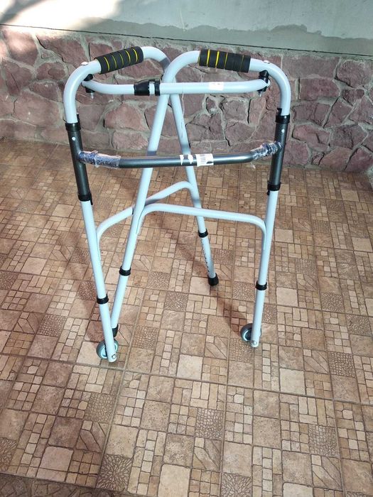 ходунки новые, с колёсами, складные