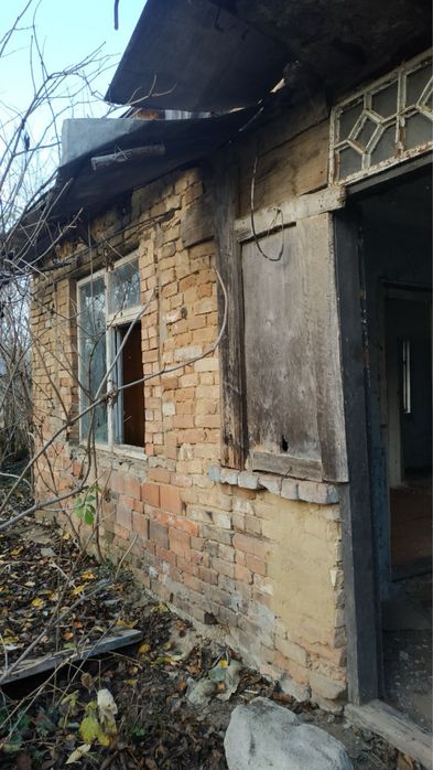 Продам земельну ділянку та будинок в селі Остриця