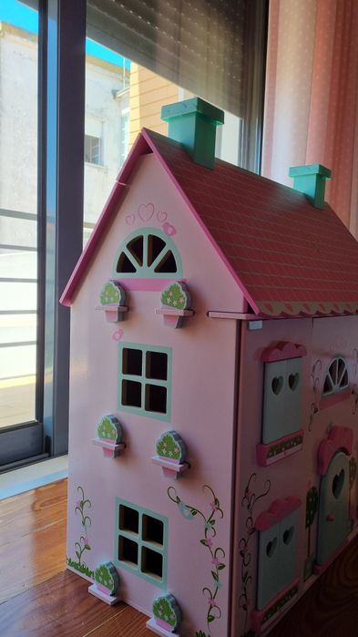 Casa de bonecas de madeira, com mobiliário incluído