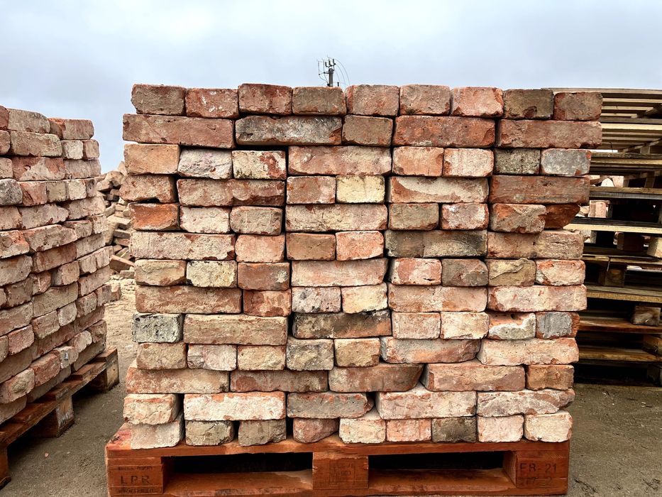 Stara cegła rozbiórkowa – czerwona/pomarańczowa, idealna do dekoracji