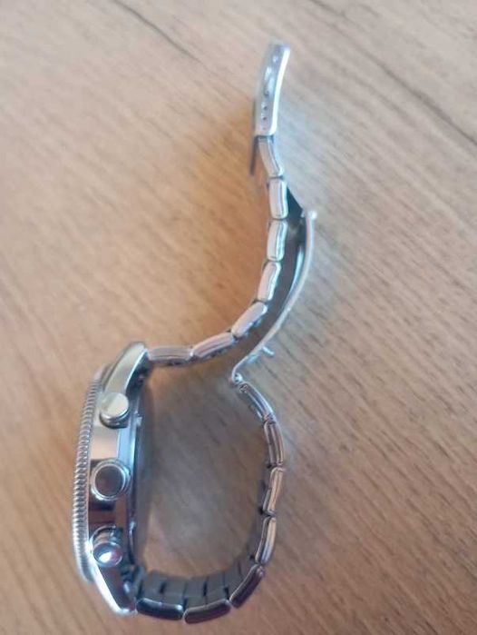 à venda:
relógio muito bonito da marca Lorus.