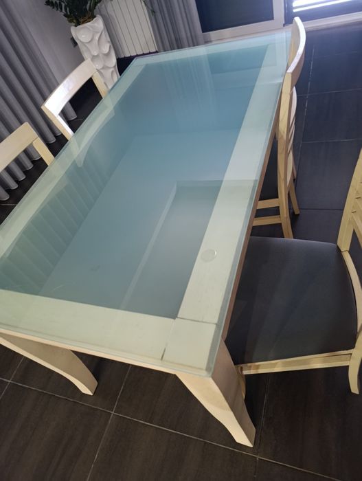 Para venda mesa e cadeiras ótimo estado
