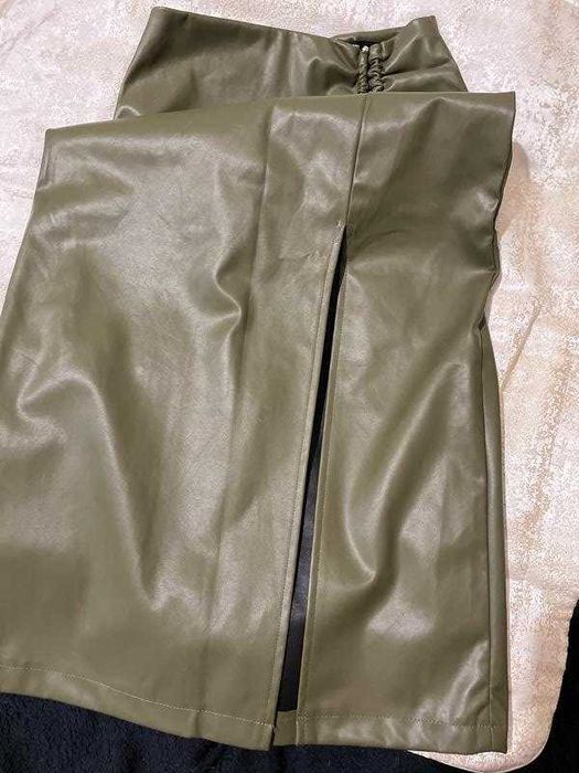 Спідниця з еко шкіри,колір хакі. Розмір L. Нова.