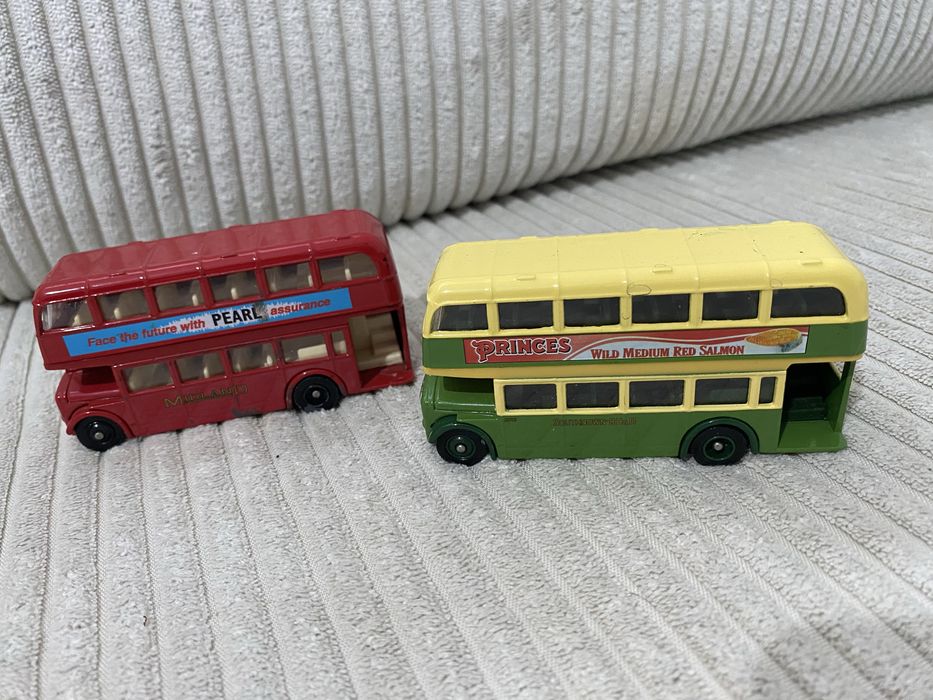 Dwa model autobusów Days Gone