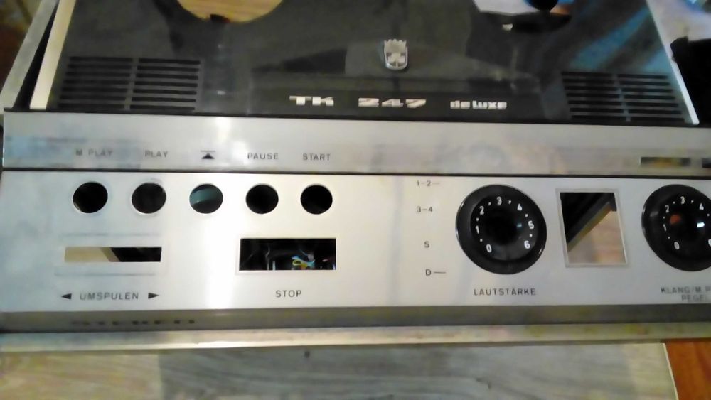 Продам магнитофон Грюндик TK 247 ДЕ ЛЮКС  восстановление или запчасти.