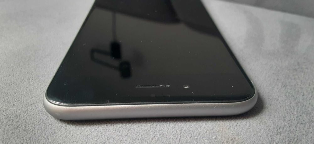 smartfon iPhone 1549 64Gb srebrny