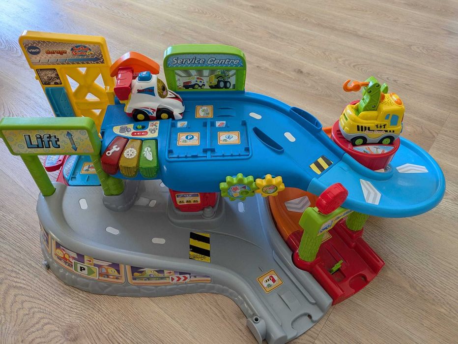 Garagem/Pista com 2 carros incluídos com sons e luzes para crianças
