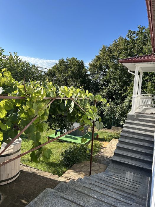 Продається будинок в дуже гарній локаціі ,з велик та гарним  на  місті