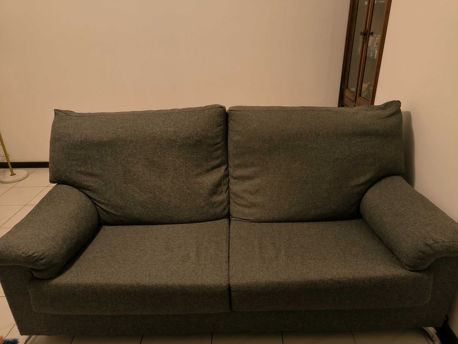 Sofá de dois lugares