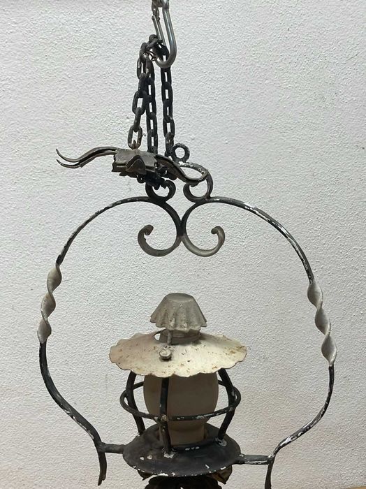 Candeeiro de teto antigo em ferro