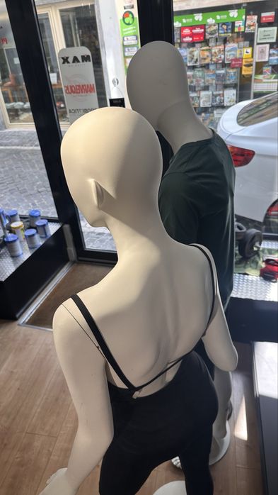2 manequins masculino e feminino