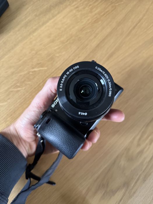 Sony Alpha 6000, obiektywy 12mm, 16-50 mm, 35 mm+Dodatki