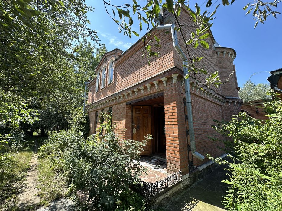 Продається ділянка 0.5 га з 3-ма окремими будинкам