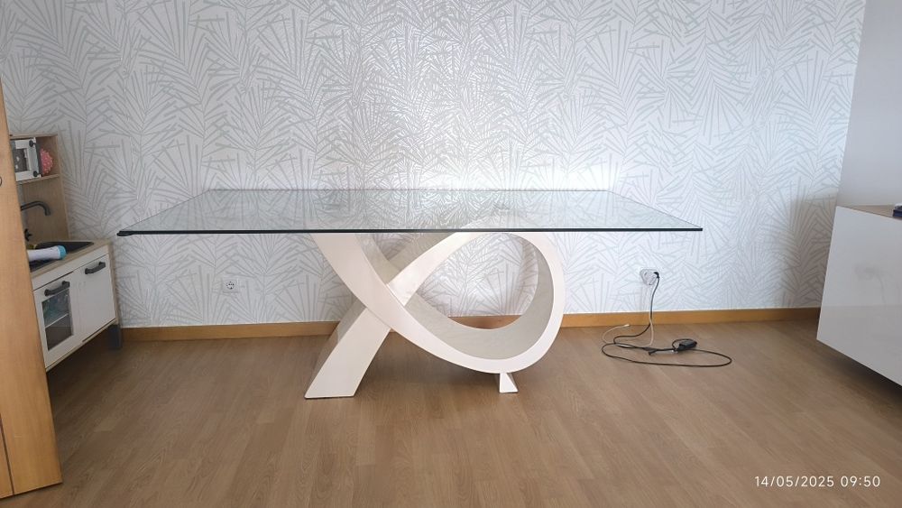 Mesa com tampo vidro/ pé madeira lacada