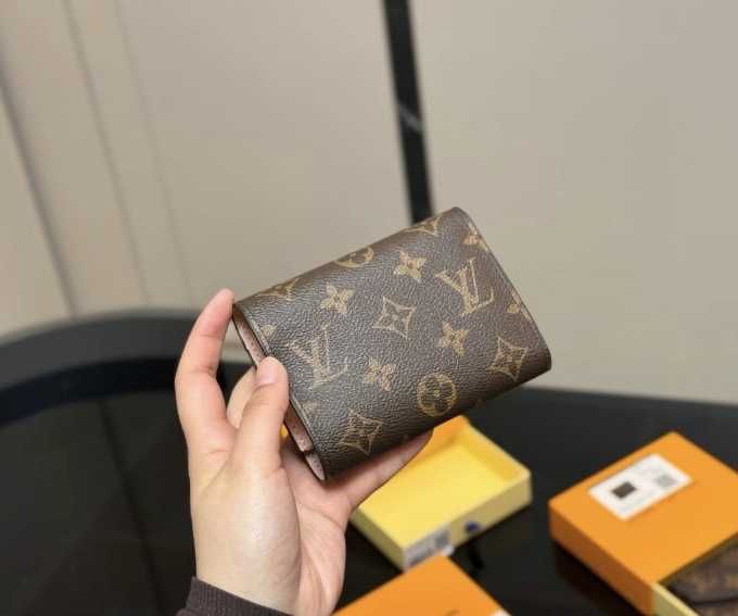 LOUIS VUITTON Victorine Różowy guzik