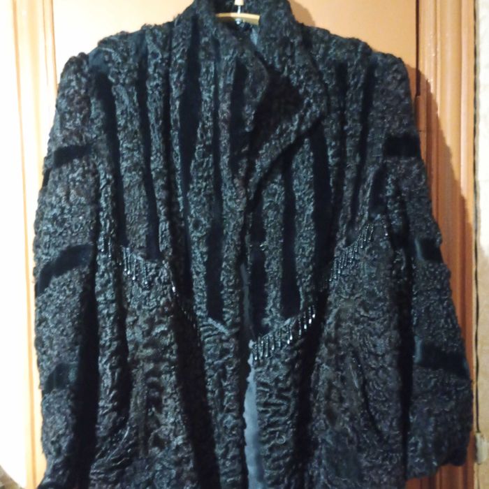 Каракулевая шуба продаю