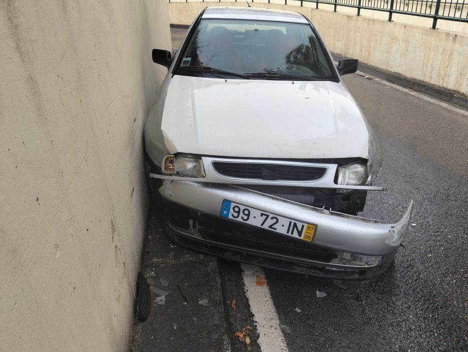 Vendo um SEAT Ibiza a gasolina, ano 1997. Carro bateu...