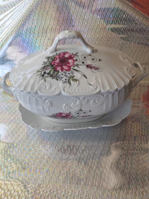 Terrina Vista Alegre com tampa.Vintage.1948-1968.a e uma travessa oval.