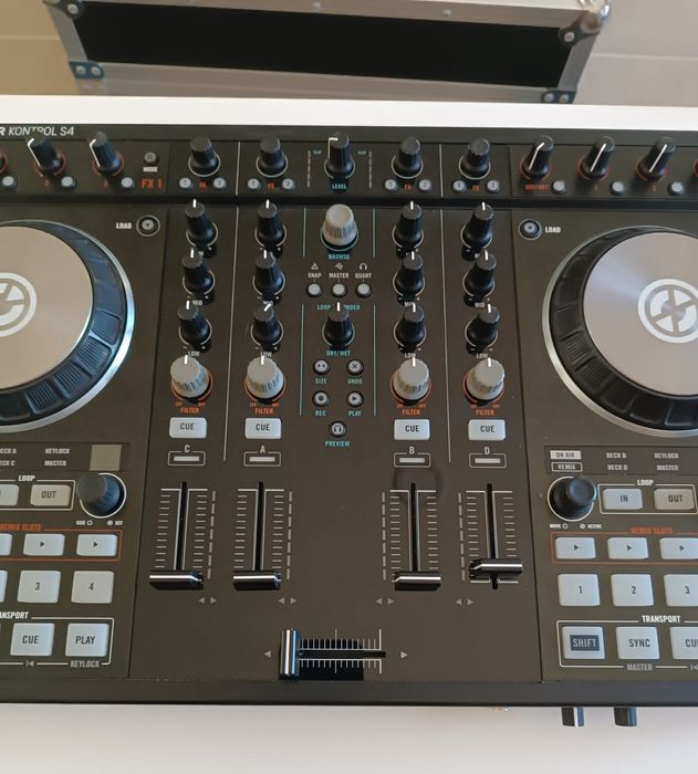 Traktor Kontrol S4 MK2 + Traktor Flightcase