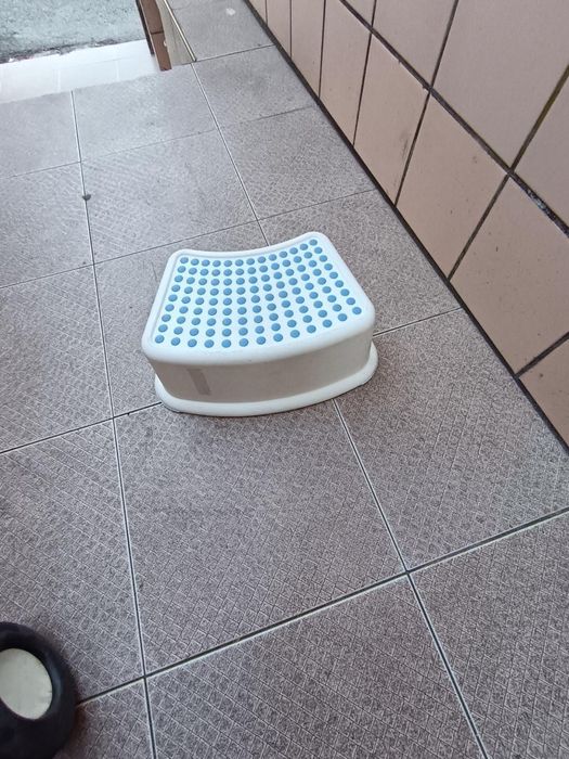 Banco anti-derrapante criança
