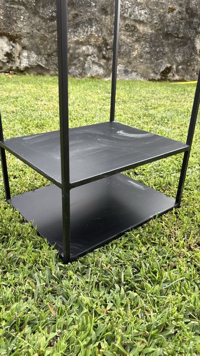 Estante/cabideiro de pé em metal preto