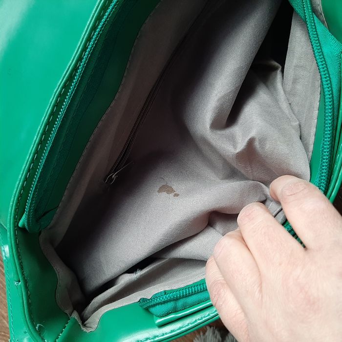 Zielona torebka listonoszka