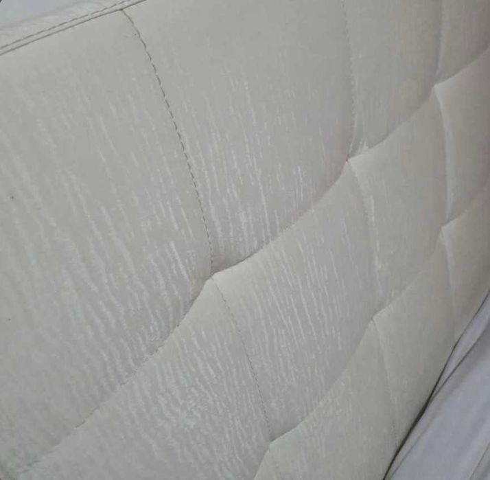 Cama estofada em branco tipo pele