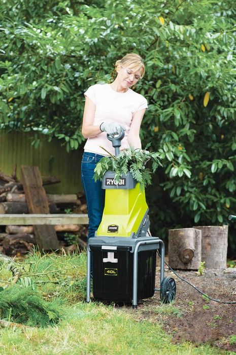 подрібнювач дробарка садовий для рослин RYOBI RSH2545B - двигун 2500Вт