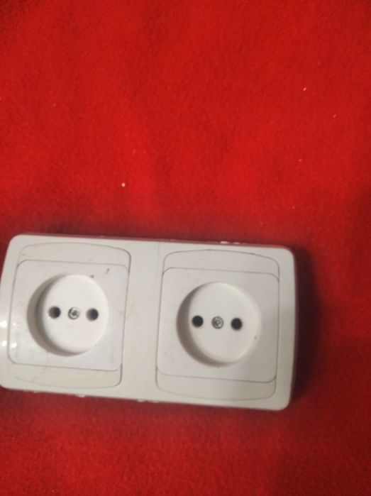 Белый выключатель.