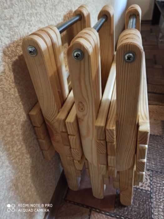 Складний стілець, міцний та зручний.