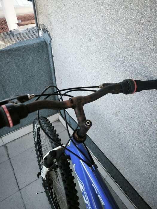 Bicicleta BTT travões de disco e amortecedores