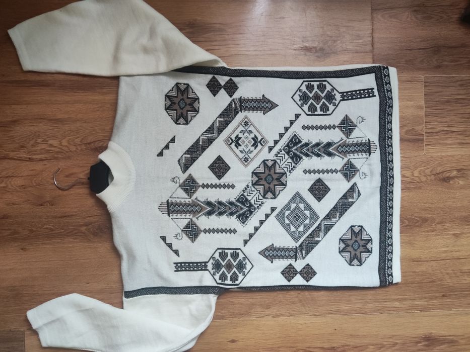 Długi sweter z geometrycznymi wzorami