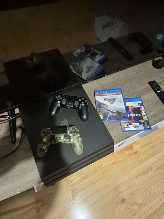 PlayStation 4 Pro dwe gry dwa pady
